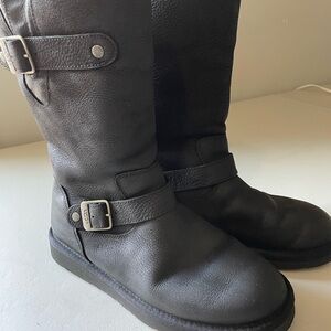 UGG Sutter Boots SZ 9 Black Leather Shearling Lined Buckle Moto Mid Calf 1005374
